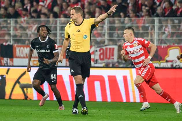 im Bild v.l.: Soeren Storks Schiedsrichter, pfeift die 2.te Halbzeit an, GER, Berlin, 1. FC Union Berlin vs. SC Freiburg, Bundesliga, Fussball, DFB, Spielzeit 2025 2026, Alte Foersterei, DFB DFL REGULATIONS PROHIBIT ANY USE OF PHOTOGRAPHS AS IMAGE SEQUENCES AND OR QUASI-VIDEO, 01.11.25, Copyright: HMBxMedia UwexKoch