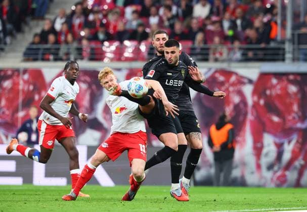 RB Leipzig - Stuttgart Bundesliga Leipzig, 01.11.2025, Red Bull Arena, Fussball, Bundesliga, Spieltag 9 , RB Leipzig vs. VfB Stuttgart , IIm Bild v.l.: Nicolas Seiwald (13, RB Leipzig) und Deniz Undav ((26, Stuttgart) ,