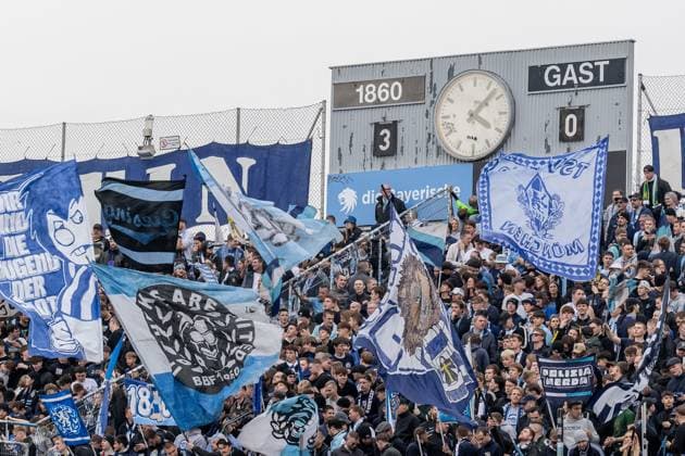Die Anzeigetafel hinter den Loewenfans in der Westkurve zeigt das Endergebnis: die Muenchner gewinnen 3:0 gegen Cottbus GER, TSV 1860 Muenchen vs. FC Energie Cottbus, Fussball, 3. Bundesliga, 13. Spieltag, Saison 2025 2026, 01.11.2025. (DFL DFB REGULATIONS PROHIBIT ANY USE OF PHOTOGRAPHS as IMAGE SEQUENCES and or QUASI-VIDEO). GER, TSV 1860 Muenchen vs. FC Energie Cottbus, Fussball, 3. Bundesliga, 13. Spieltag, Saison 2025 2026, 01.11.2025. Muenchen Copyright: xEibner-Pressefoto HeikexFeinerx EP_HFR