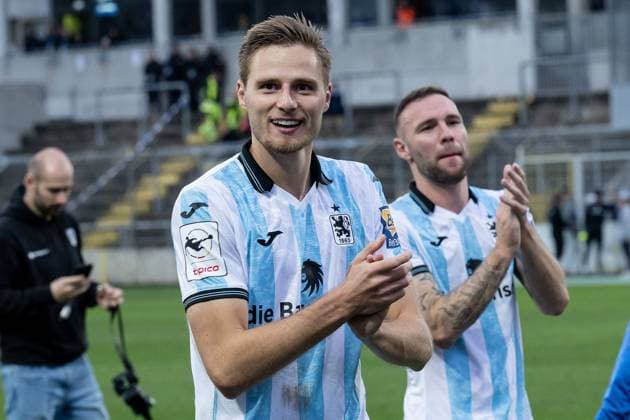 Siemen Voet (TSV 1860 Muenchen, 03) freut sich ueber den Sieg GER, TSV 1860 Muenchen vs. FC Energie Cottbus, Fussball, 3. Bundesliga, 13. Spieltag, Saison 2025 2026, 01.11.2025. (DFL DFB REGULATIONS PROHIBIT ANY USE OF PHOTOGRAPHS as IMAGE SEQUENCES and or QUASI-VIDEO). GER, TSV 1860 Muenchen vs. FC Energie Cottbus, Fussball, 3. Bundesliga, 13. Spieltag, Saison 2025 2026, 01.11.2025. Muenchen Copyright: xEibner-Pressefoto HeikexFeinerx EP_HFR