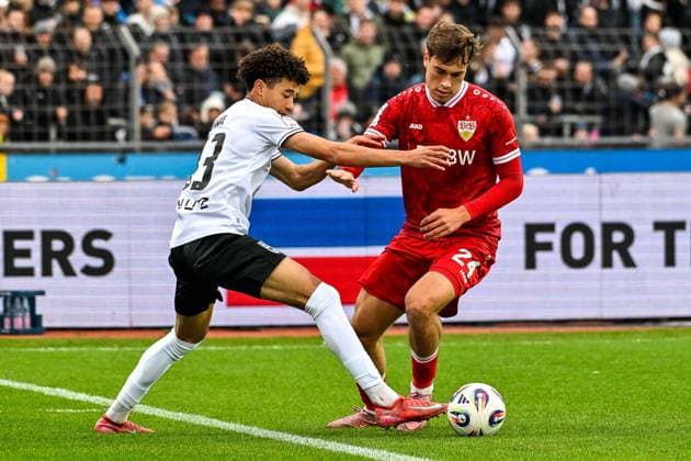 GER, 3. Liga, SSV Ulm 1846 vs VfB Stuttgart II 01.11.2025, Donaustadion, Ulm, GER, 3. Liga, SSV Ulm 1846 vs VfB Stuttgart II, im Bild Evan Anderson Brown (SSV Ulm, 33), Christopher Oliver (Stuttgart, 24)