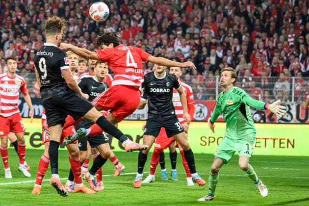 im Bild v.l.: Lucas Hoeler (SC Freiburg), Diogo Leite (1.FC Union), Frederik Roennow (1.FC Union), Zweikampf, Action, Kampf, kaempft um den Ball, GER, Berlin, 1. FC Union Berlin vs. SC Freiburg, Bundesliga, Fussball, DFB, Spielzeit 2025 2026, Alte Foersterei, DFB DFL REGULATIONS PROHIBIT ANY USE OF PHOTOGRAPHS AS IMAGE SEQUENCES AND OR QUASI-VIDEO, 01.11.25, Copyright: HMBxMedia UwexKoch