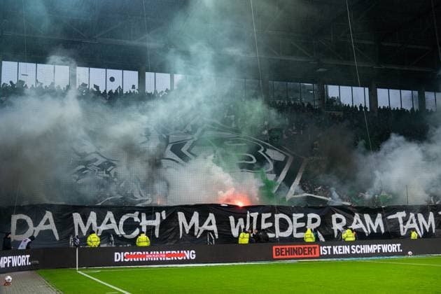 Gladbach Fans Ultras Choreo vor Anpfiiff, Pyrotechnik Bengalo Fans Ultras,, GER, FC St. Pauli vs. Borussia Moenchengladbach, Fussball, Bundesliga, Spieltag 9, Saison 2025 2026, 01.11.2025 DFL REGULATIONS PROHIBIT ANY USE OF PHOTOGRAPHS AS IMAGE SEQUENCES AND OR QUASI-VIDEO GER, FC St. Pauli vs. Borussia Moenchengladbach, Fussball, Bundesliga, Spieltag 9, Saison 2025 2026, 01.11.2025 Hamburg Copyright: xEibner-Pressefoto MaxxVincenx EP_MVN