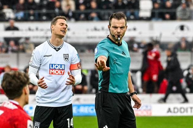 GER, 3. Liga, SSV Ulm 1846 vs VfB Stuttgart II 01.11.2025, Donaustadion, Ulm, GER, 3. Liga, SSV Ulm 1846 vs VfB Stuttgart II, im Bild Dennis Dressel (SSV Ulm, 14), Schiedsrichter Wolfgang Haslberger