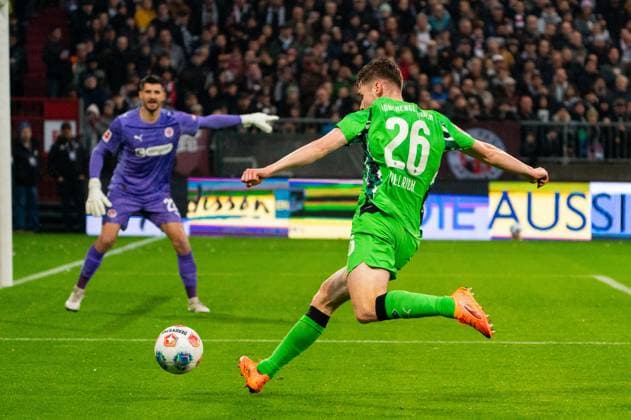 Lukas Ullrich (Borussia Moenchengladbach, 26) Torschuss Torchance, Torwart Nikola Vasilj (FC St. Pauli, 22), GER, FC St. Pauli vs. Borussia Moenchengladbach, Fussball, Bundesliga, Spieltag 9, Saison 2025 2026, 01.11.2025 DFL REGULATIONS PROHIBIT ANY USE OF PHOTOGRAPHS AS IMAGE SEQUENCES AND OR QUASI-VIDEO GER, FC St. Pauli vs. Borussia Moenchengladbach, Fussball, Bundesliga, Spieltag 9, Saison 2025 2026, 01.11.2025 Hamburg Copyright: xEibner-Pressefoto MaxxVincenx EP_MVN