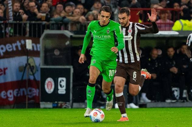 Florian Neuhaus (Borussia Moenchengladbach, 10) im Dribbling gegen James Sands (FC St. Pauli, 06), GER, FC St. Pauli vs. Borussia Moenchengladbach, Fussball, Bundesliga, Spieltag 9, Saison 2025 2026, 01.11.2025 DFL REGULATIONS PROHIBIT ANY USE OF PHOTOGRAPHS AS IMAGE SEQUENCES AND OR QUASI-VIDEO GER, FC St. Pauli vs. Borussia Moenchengladbach, Fussball, Bundesliga, Spieltag 9, Saison 2025 2026, 01.11.2025 Hamburg Copyright: xEibner-Pressefoto MaxxVincenx EP_MVN