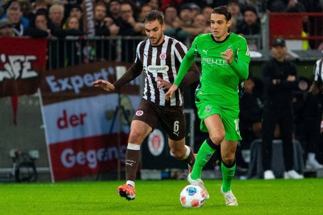 Florian Neuhaus (Borussia Moenchengladbach, 10) im Dribbling gegen James Sands (FC St. Pauli, 06), GER, FC St. Pauli vs. Borussia Moenchengladbach, Fussball, Bundesliga, Spieltag 9, Saison 2025 2026, 01.11.2025 DFL REGULATIONS PROHIBIT ANY USE OF PHOTOGRAPHS AS IMAGE SEQUENCES AND OR QUASI-VIDEO GER, FC St. Pauli vs. Borussia Moenchengladbach, Fussball, Bundesliga, Spieltag 9, Saison 2025 2026, 01.11.2025 Hamburg Copyright: xEibner-Pressefoto MaxxVincenx EP_MVN