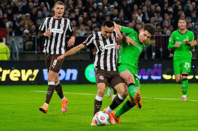 Manolis Saliakas (FC St. Pauli, 02) im Zweikampf, Kampf um den Ball mit Lukas Ullrich (Borussia Moenchengladbach, 26), GER, FC St. Pauli vs. Borussia Moenchengladbach, Fussball, Bundesliga, Spieltag 9, Saison 2025 2026, 01.11.2025 DFL REGULATIONS PROHIBIT ANY USE OF PHOTOGRAPHS AS IMAGE SEQUENCES AND OR QUASI-VIDEO GER, FC St. Pauli vs. Borussia Moenchengladbach, Fussball, Bundesliga, Spieltag 9, Saison 2025 2026, 01.11.2025 Hamburg Copyright: xEibner-Pressefoto MaxxVincenx EP_MVN
