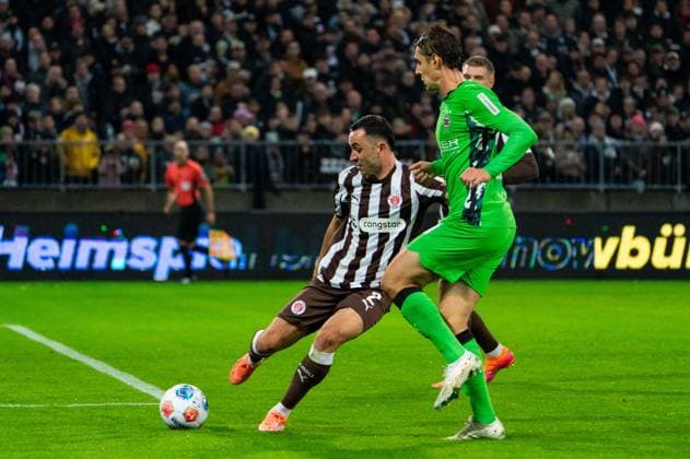 Manolis Saliakas (FC St. Pauli, 02) klart vor Florian Neuhaus (Borussia Moenchengladbach, 10), GER, FC St. Pauli vs. Borussia Moenchengladbach, Fussball, Bundesliga, Spieltag 9, Saison 2025 2026, 01.11.2025 DFL REGULATIONS PROHIBIT ANY USE OF PHOTOGRAPHS AS IMAGE SEQUENCES AND OR QUASI-VIDEO GER, FC St. Pauli vs. Borussia Moenchengladbach, Fussball, Bundesliga, Spieltag 9, Saison 2025 2026, 01.11.2025 Hamburg Copyright: xEibner-Pressefoto MaxxVincenx EP_MVN
