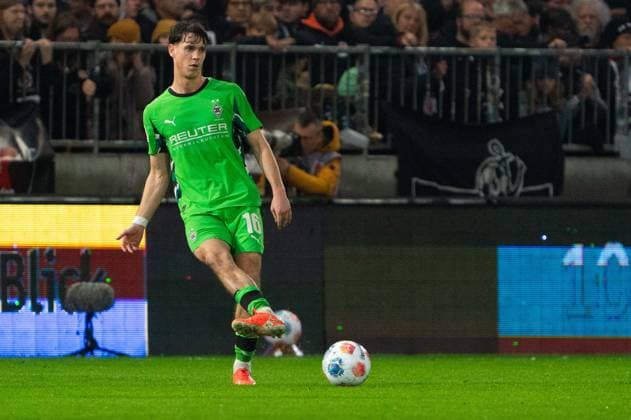 Philipp Sander (Borussia Moenchengladbach, 16) beim Pass, Einzelbild, Einzelfoto, Portrait, Portraet, Freisteller, GER, FC St. Pauli vs. Borussia Moenchengladbach, Fussball, Bundesliga, Spieltag 9, Saison 2025 2026, 01.11.2025 DFL REGULATIONS PROHIBIT ANY USE OF PHOTOGRAPHS AS IMAGE SEQUENCES AND OR QUASI-VIDEO GER, FC St. Pauli vs. Borussia Moenchengladbach, Fussball, Bundesliga, Spieltag 9, Saison 2025 2026, 01.11.2025 Hamburg Copyright: xEibner-Pressefoto MaxxVincenx EP_MVN