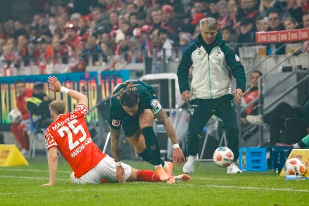 Andreas Hanche-Olsen (1.FSV Mainz, 25) und Marco Friedl (SV Werder Bremen, 32) im Zweikampf , Deutschland, Fussball, 1. Bundesliga, 9.Spieltag, 2025 2026, 1.FSV Mainz vs. Werder Bremen, 01.11.2025, Mewa Arena, Mainz, Deutschland Mainz Mewa Arena Rheinland-Pfalz Deutschland Copyright: xGrantxHubbsx