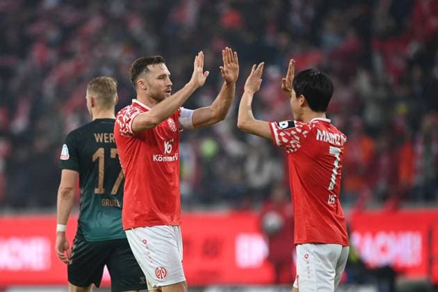 Silvan WIDMER (MZ) jubelt nach seinem Tor zum 1-0 mit Jae-Sung LEE (MZ), Jubel, jubeln, Freude, cheers, 1.FSV Mainz 05 (MZ) - SV Werder Bremen (HB) Fussball 1. Bundesliga Saison 2025 2026, 9.Spieltag, Spieltag9, matchday9, am 01.11.2025, MEWA Arena Mainz. DFL regulations prohibit any use of photographs as image sequences and or quasi-video Â