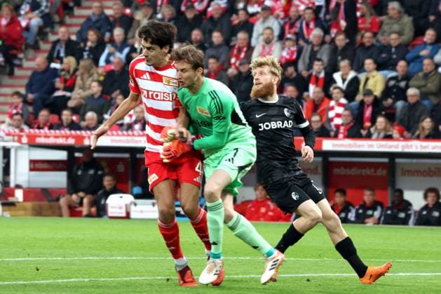 DEU, DFL, 1. FBL, 1.FC Union vs. SC Freiburg, 01.11.2025, Stadion Alte Foersterei, Berlin, DEU, DFL, 1. FBL, 1.FC Union vs. SC Freiburg, im Bild: Diogo Leite (1.FC Union Berlin 4), Frederik Roennow (1.FC Union Berlin 1), NIKLAS BESTE (FC Freiburg 19) DFL - regulations prohibit any use of Photographs as image sequences and or quasi-video