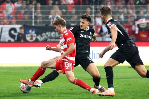 DEU, DFL, 1. FBL, 1.FC Union vs. SC Freiburg, 01.11.2025, Stadion Alte Foersterei, Berlin, DEU, DFL, 1. FBL, 1.FC Union vs. SC Freiburg, im Bild: Andras Schaefer (1.FC Union Berlin 13), Maximilian Eggestein (FC Freiburg 8), DFL - regulations prohibit any use of Photographs as image sequences and or quasi-video