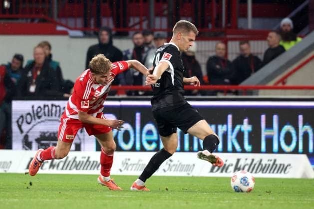 DEU, DFL, 1. FBL, 1.FC Union vs. SC Freiburg, 01.11.2025, Stadion Alte Foersterei, Berlin, DEU, DFL, 1. FBL, 1.FC Union vs. SC Freiburg, im Bild: Andras Schaefer (1.FC Union Berlin 13), Matthias Ginter (FC Freiburg 28) DFL - regulations prohibit any use of Photographs as image sequences and or quasi-video