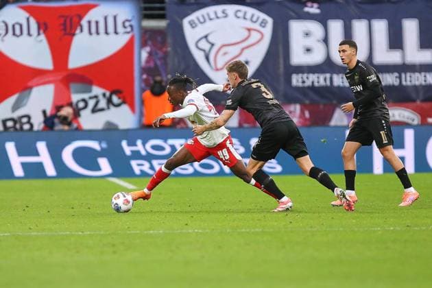 Leipzig, Sachsen, Deutschland, 01.11.2025: Red-Bull-Arena: 9. Spieltag, Saison 2025 26, 1. Fußball-Bundesliga: RB Leipzig - VfB Stuttgart: L-R: Yan Diomande (49, RBL), Ramon Hendriks (3, VfB Stuttgart), Nick Woltemade (11, VfB Stuttgart) Copyright: xdtsxNachrichtenagenturx dts_91596