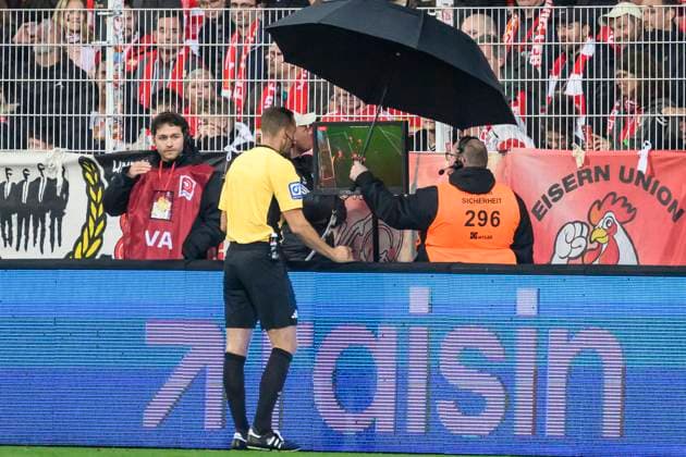 im Bild v.l.: Soeren Storks Schiedsrichter, Videobeweis, var, nach Treffer durch Union, GER, Berlin, 1. FC Union Berlin vs. SC Freiburg, Bundesliga, Fussball, DFB, Spielzeit 2025 2026, Alte Foersterei, DFB DFL REGULATIONS PROHIBIT ANY USE OF PHOTOGRAPHS AS IMAGE SEQUENCES AND OR QUASI-VIDEO, 01.11.25, Copyright: HMBxMedia UwexKoch