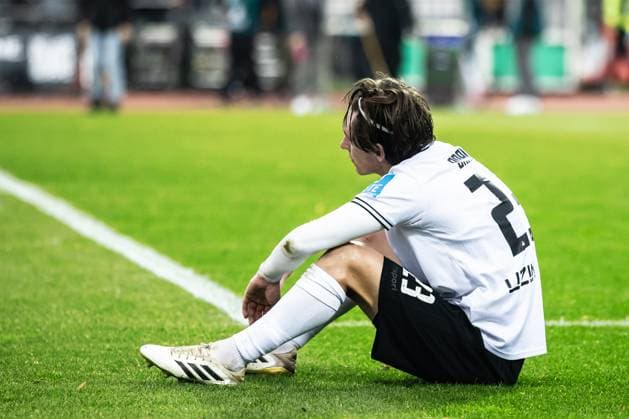 Fussball, Saison 2025 2026, 3. Liga, Donaustadion Ulm, 13. Spieltag, SSV Ulm 1846 Fußball - VfB Stuttgart II, 01.11.2025 01.11.2025, Fussball, Saison 2025 2026, 3. Liga, Donaustadion Ulm, 13. Spieltag, SSV Ulm 1846 Fußball - VfB Stuttgart II, Emotionen hängende Köpfe nach der Heimniederlage beim SSV. 23 Max Brandt (SSV Ulm 1846 Fußball) Foto: Lucca Fundel Ulm Donaustadion Baden-Württemberg Deutschland