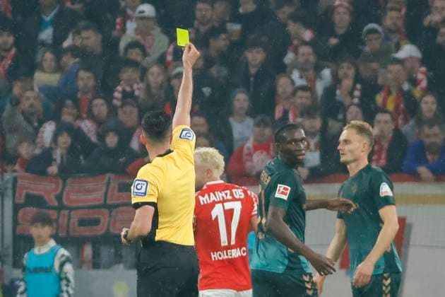 Karim Coulibaly (SV Werder Bremen, 31) bekommt die gelbe Karte von Schiedsrichter Florian Badstübner , Deutschland, Fussball, 1. Bundesliga, 9.Spieltag, 2025 2026, 1.FSV Mainz vs. Werder Bremen, 01.11.2025, Mewa Arena, Mainz, Deutschland Mainz Mewa Arena Rheinland-Pfalz Deutschland Copyright: xGrantxHubbsx