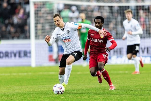 Fussball, Saison 2025 2026, 3. Liga, Donaustadion Ulm, 13. Spieltag, SSV Ulm 1846 Fußball - VfB Stuttgart II, 01.11.2025 01.11.2025, Fussball, Saison 2025 2026, 3. Liga, Donaustadion Ulm, 13. Spieltag, SSV Ulm 1846 Fußball - VfB Stuttgart II, v.l. 14 Dennis Dressel (SSV Ulm 1846 Fußball), 17 Carney Chukwuemeka (BVB Borussia Dortmund) Foto: Lucca Fundel Ulm Donaustadion Baden-Württemberg Deutschland