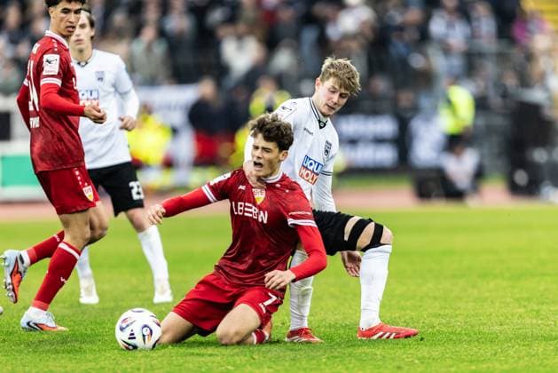Fussball, Saison 2025 2026, 3. Liga, Donaustadion Ulm, 13. Spieltag, SSV Ulm 1846 Fußball - VfB Stuttgart II, 01.11.2025 01.11.2025, Fussball, Saison 2025 2026, 3. Liga, Donaustadion Ulm, 13. Spieltag, SSV Ulm 1846 Fußball - VfB Stuttgart II, v.l. 7 Lauri Penna (VfB Stuttgart II), 34 Jan Boller (SSV Ulm 1846 Fußball) Foto: Lucca Fundel Ulm Donaustadion Baden-Württemberg Deutschland