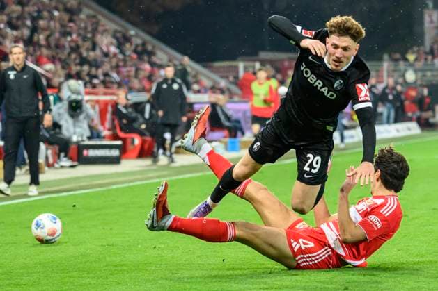 im Bild v.l.: Philipp Treu (SC Freiburg), Diogo Leite (1.FC Union), Zweikampf, Action, Kampf, kaempft um den Ball, GER, Berlin, 1. FC Union Berlin vs. SC Freiburg, Bundesliga, Fussball, DFB, Spielzeit 2025 2026, Alte Foersterei, DFB DFL REGULATIONS PROHIBIT ANY USE OF PHOTOGRAPHS AS IMAGE SEQUENCES AND OR QUASI-VIDEO, 01.11.25, Copyright: HMBxMedia UwexKoch