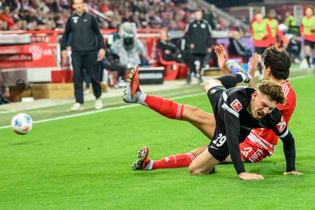 im Bild v.l.: Philipp Treu (SC Freiburg), Diogo Leite (1.FC Union), Zweikampf, Action, Kampf, kaempft um den Ball, GER, Berlin, 1. FC Union Berlin vs. SC Freiburg, Bundesliga, Fussball, DFB, Spielzeit 2025 2026, Alte Foersterei, DFB DFL REGULATIONS PROHIBIT ANY USE OF PHOTOGRAPHS AS IMAGE SEQUENCES AND OR QUASI-VIDEO, 01.11.25, Copyright: HMBxMedia UwexKoch