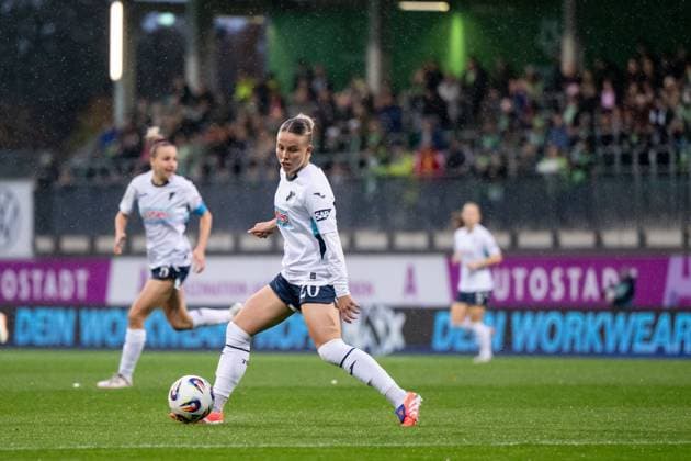 Laura Gloning (TSG Hoffenheim, 20) am Ball, GER, VfL Wolfsburg vs TSG 1899 Hoffenheim, Fussball Google Pixel Frauen Bundesliga, 8. Spieltag, Saison 2025 2026, 01.11.2025 DFB regulations prohibit any use of photographs as image sequences and or quasi-video GER, VfL Wolfsburg vs TSG 1899 Hoffenheim, Fussball Google Pixel Frauen Bundesliga, 8. Spieltag, Saison 2025 2026, 01.11.2025 Wolfsburg Copyright: xEibner-Pressefoto Memmlerx EP_MMR