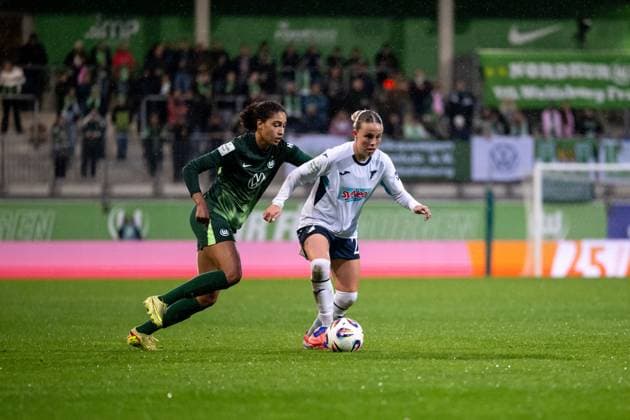 Laura Gloning (TSG Hoffenheim, 20) im Zweikampf mit Cora Zicai (VfL Wolfsburg, 28), GER, VfL Wolfsburg vs TSG 1899 Hoffenheim, Fussball Google Pixel Frauen Bundesliga, 8. Spieltag, Saison 2025 2026, 01.11.2025 DFB regulations prohibit any use of photographs as image sequences and or quasi-video GER, VfL Wolfsburg vs TSG 1899 Hoffenheim, Fussball Google Pixel Frauen Bundesliga, 8. Spieltag, Saison 2025 2026, 01.11.2025 Wolfsburg Copyright: xEibner-Pressefoto Memmlerx EP_MMR