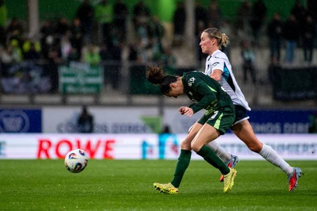 Caitlin Dijkstra (VfL Wolfsburg, 03) im Zweikampf mit Feli Delacauw (TSG Hoffenheim, 24), GER, VfL Wolfsburg vs TSG 1899 Hoffenheim, Fussball Google Pixel Frauen Bundesliga, 8. Spieltag, Saison 2025 2026, 01.11.2025 DFB regulations prohibit any use of photographs as image sequences and or quasi-video GER, VfL Wolfsburg vs TSG 1899 Hoffenheim, Fussball Google Pixel Frauen Bundesliga, 8. Spieltag, Saison 2025 2026, 01.11.2025 Wolfsburg Copyright: xEibner-Pressefoto Memmlerx EP_MMR