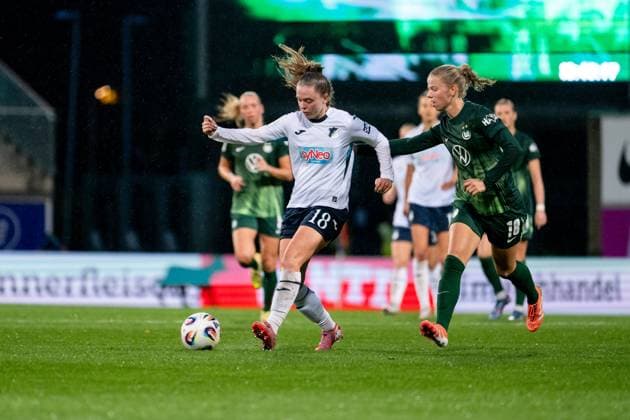Valesca Ampoorter (TSG Hoffenheim, 18) im Zweikampf mit Justine Kielland (VfL Wolfsburg, 18), GER, VfL Wolfsburg vs TSG 1899 Hoffenheim, Fussball Google Pixel Frauen Bundesliga, 8. Spieltag, Saison 2025 2026, 01.11.2025 DFB regulations prohibit any use of photographs as image sequences and or quasi-video GER, VfL Wolfsburg vs TSG 1899 Hoffenheim, Fussball Google Pixel Frauen Bundesliga, 8. Spieltag, Saison 2025 2026, 01.11.2025 Wolfsburg Copyright: xEibner-Pressefoto Memmlerx EP_MMR