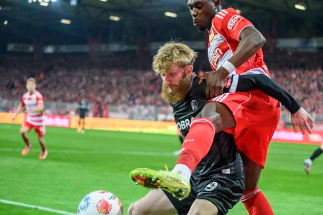 im Bild v.l.: Niklas Beste (SC Freiburg), Zweikampf, Action, Kampf, kaempft um den Ball, GER, Berlin, 1. FC Union Berlin vs. SC Freiburg, Bundesliga, Fussball, DFB, Spielzeit 2025 2026, Alte Foersterei, DFB DFL REGULATIONS PROHIBIT ANY USE OF PHOTOGRAPHS AS IMAGE SEQUENCES AND OR QUASI-VIDEO, 01.11.25, Copyright: HMBxMedia UwexKoch