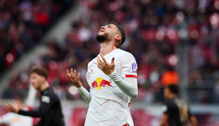 RB Leipzig - Stuttgart Bundesliga Leipzig, 01.11.2025, Red Bull Arena, Fussball, Bundesliga, Spieltag 9 , RB Leipzig vs. VfB Stuttgart , Im Bild: Romulo (40, RB Leipzig), Frust nach vergebener Torchance ,