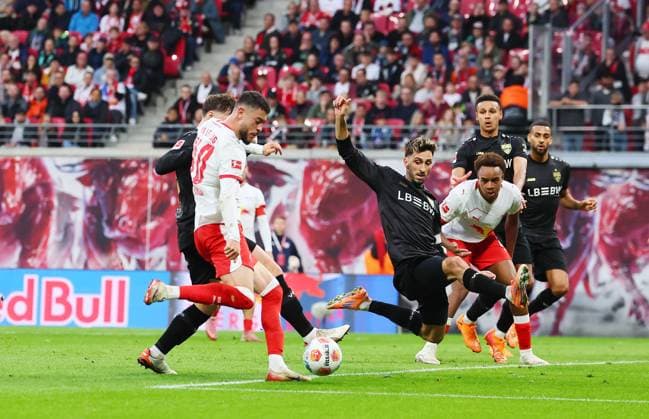 RB Leipzig - Stuttgart Bundesliga Leipzig, 01.11.2025, Red Bull Arena, Fussball, Bundesliga, Spieltag 9 , RB Leipzig vs. VfB Stuttgart , Im Bild v.l.: Romulo (40, RB Leipzig) und Atakan Karazor (16, Stuttgart) und Assan Ouedraogo (20, RB Leipzig)