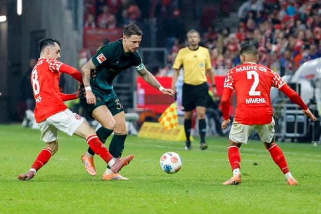Paul Nebel (1.FSV Mainz, 08), Marco Friedl (SV Werder Bremen, 32) und Phillipp Mwene (1.FSV Mainz, 02) im Kampf um den Ball , Deutschland, Fussball, 1. Bundesliga, 9.Spieltag, 2025 2026, 1.FSV Mainz vs. Werder Bremen, 01.11.2025, Mewa Arena, Mainz, Deutschland Mainz Mewa Arena Rheinland-Pfalz Deutschland Copyright: xGrantxHubbsx