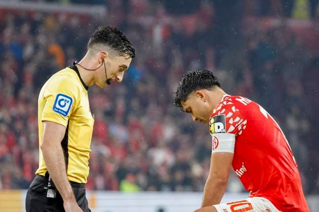 Schiedsrichter Florian Badstübner und Nadiem Amiri (1.FSV Mainz, 10) , Deutschland, Fussball, 1. Bundesliga, 9.Spieltag, 2025 2026, 1.FSV Mainz vs. Werder Bremen, 01.11.2025, Mewa Arena, Mainz, Deutschland Mainz Mewa Arena Rheinland-Pfalz Deutschland Copyright: xGrantxHubbsx