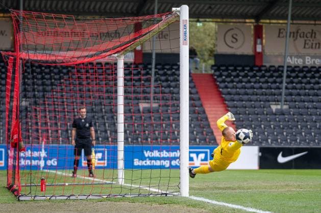 Elfmeter zum 0:1 durch Yunus Malli (1. FSV Mainz 05 II, 13), Maximilian Reule (SG Sonnenhof Großaspach, 01) ahnt die Ecke kann aber nichts dagegen tun. SG Sonnenhof Großaspach vs. 1. FSV Mainz 05 II, Fussball, Regionalliga Südwest, 15. Spieltag, Saison 2025 2026, 01.11.2025 SG Sonnenhof Großaspach vs. 1. FSV Mainz 05 II, Fussball, Regionalliga Südwest, 15. Spieltag, Saison 2025 2026, 01.11.2025 Aspach Copyright: xEibner-Pressefoto PhilipxZieglerx EP_PZR