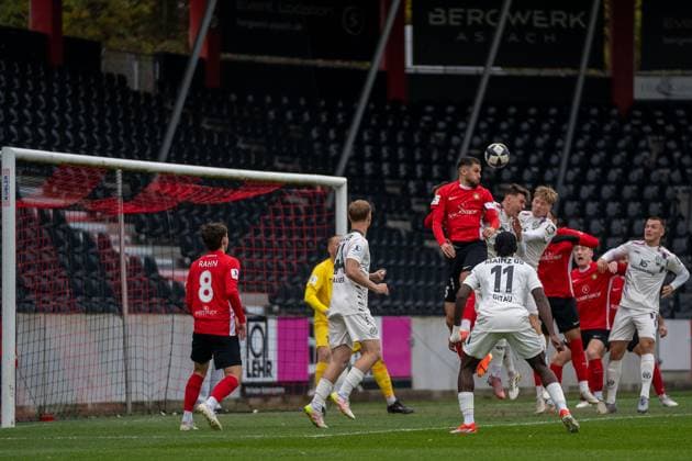 Volkan Celiktas (SG Sonnenhof Großaspach, 05) klärt einen Eckball per Kopf, SG Sonnenhof Großaspach vs. 1. FSV Mainz 05 II, Fussball, Regionalliga Südwest, 15. Spieltag, Saison 2025 2026, 01.11.2025 SG Sonnenhof Großaspach vs. 1. FSV Mainz 05 II, Fussball, Regionalliga Südwest, 15. Spieltag, Saison 2025 2026, 01.11.2025 Aspach Copyright: xEibner-Pressefoto PhilipxZieglerx EP_PZR