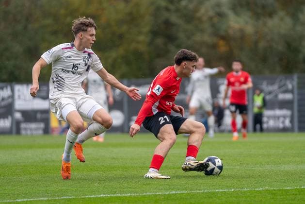 Zweikampf zwischen Luca Damiano Molinari (SG Sonnenhof Großaspach, 27) und Tim Mueller (1. FSV Mainz 05 II, 22), SG Sonnenhof Großaspach vs. 1. FSV Mainz 05 II, Fussball, Regionalliga Südwest, 15. Spieltag, Saison 2025 2026, 01.11.2025 SG Sonnenhof Großaspach vs. 1. FSV Mainz 05 II, Fussball, Regionalliga Südwest, 15. Spieltag, Saison 2025 2026, 01.11.2025 Aspach Copyright: xEibner-Pressefoto PhilipxZieglerx EP_PZR