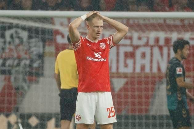 Lennard Maloney (1.FSV Mainz, 15) nach dem Spiel , Deutschland, Fussball, 1. Bundesliga, 9.Spieltag, 2025 2026, 1.FSV Mainz vs. Werder Bremen, 01.11.2025, Mewa Arena, Mainz, Deutschland Mainz Mewa Arena Rheinland-Pfalz Deutschland Copyright: xGrantxHubbsx
