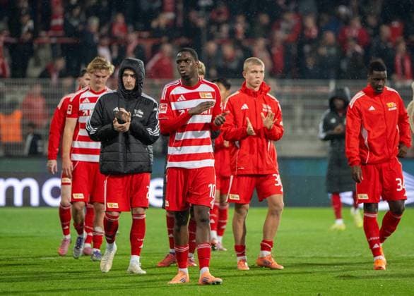 Fußball, Herren, Saison 2025 2026, 1. Bundesliga (9. Spieltag), 1. FC Union Berlin - SC Freiburg, v. l. Tom Rothe (1. FC Union Berlin), Andrej Ilic (1. FC Union Berlin), Ilyas Ansah (1. FC Union), Dmytro Bogdanov (1. FC Union Berlin), Stanley Nsoki (1. FC Union Berlin), Enttäuschung nach Abpfiff, 01.11.2025, Copyright: xMatthiasxKochx