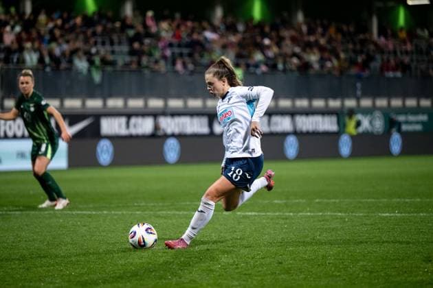 Valesca Ampoorter (TSG Hoffenheim, 18) trifft das Tor zum 1:1 per Elfmeter, GER, VfL Wolfsburg vs TSG 1899 Hoffenheim, Fussball Google Pixel Frauen Bundesliga, 8. Spieltag, Saison 2025 2026, 01.11.2025 DFB regulations prohibit any use of photographs as image sequences and or quasi-video GER, VfL Wolfsburg vs TSG 1899 Hoffenheim, Fussball Google Pixel Frauen Bundesliga, 8. Spieltag, Saison 2025 2026, 01.11.2025 Wolfsburg Copyright: xEibner-Pressefoto Memmlerx EP_MMR