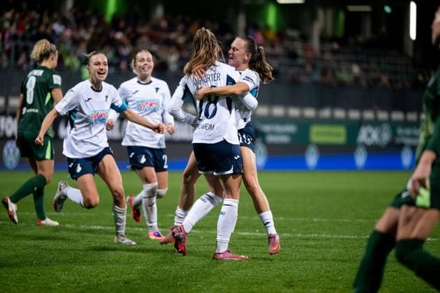 Valesca Ampoorter (TSG Hoffenheim, 18), Marie Steiner (TSG Hoffenheim, 19), Vanessa Diehm (TSG Hoffenheim, 06), Laura Gloning (TSG Hoffenheim, 20) jubeln ueber das Tor zum 1:1, GER, VfL Wolfsburg vs TSG 1899 Hoffenheim, Fussball Google Pixel Frauen Bundesliga, 8. Spieltag, Saison 2025 2026, 01.11.2025 DFB regulations prohibit any use of photographs as image sequences and or quasi-video GER, VfL Wolfsburg vs TSG 1899 Hoffenheim, Fussball Google Pixel Frauen Bundesliga, 8. Spieltag, Saison 2025 2026, 01.11.2025 Wolfsburg Copyright: xEibner-Pressefoto Memmlerx EP_MMR