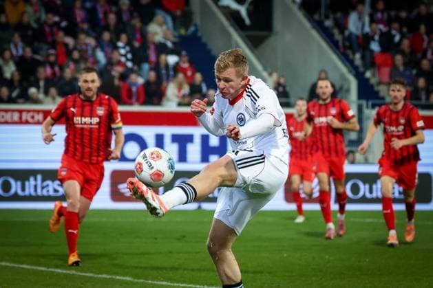 Jonathan Burkardt 9 (Eintracht Frankfurt) mit einer Chance, Patrick Mainka 6 (1FC Heidenheim 1846) schaut zu, 1.FC Heidenheim 1846 vs. Eintracht Frankfurt, Fussball, Maenner, DFL, Bundesliga, Saison 2025 2026, Voith Arena, 9. Spieltag, 01.11.2025 Heidenheim Baden-Wuerttemberg Deutschland
