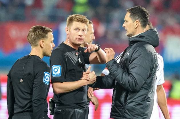 Chef-Trainer Dino Toppmoeller (Eintracht Frankfurt), rechts, energisch im Gespraech mit Referee Schiedsrichter Christian Dingert nach Spielende, 1.FC Heidenheim 1846 vs. Eintracht Frankfurt, Fussball, Maenner, DFL, Bundesliga, Saison 2025 2026, Voith Arena, 9. Spieltag, 01.11.2025 Heidenheim Baden-Wuerttemberg Deutschland