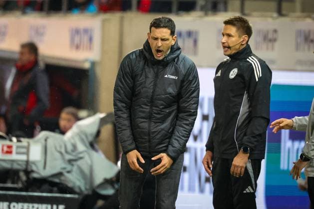 Entaeuschung, Frust bei Chef-Trainer Dino Toppmoeller (Eintracht Frankfurt), 1.FC Heidenheim 1846 vs. Eintracht Frankfurt, Fussball, Maenner, DFL, Bundesliga, Saison 2025 2026, Voith Arena, 9. Spieltag, 01.11.2025 Heidenheim Baden-Wuerttemberg Deutschland