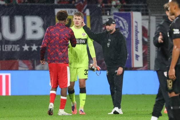 01.11.2025, xgox, Fussball 1.Bundesliga, RB Leipzig - VfB Stuttgart emspor, v.l. Alexander Nuebel (Nübel, Stuttgart, 33) und Sebastian Hoeness (Hoeneß, Stuttgart, Trainer) enttaeuscht, schaut enttaeuscht, niedergeschlagen, disappointed (DFL DFB REGULATIONS PROHIBIT ANY USE OF PHOTOGRAPHS as IMAGE SEQUENCES and or QUASI-VIDEO) Leipzig