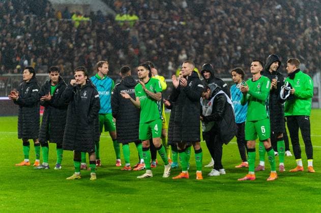 Gladbacher Mannschaft jubelt Jubel nach Sieg Spielende vor den Fans, Giovanni Reyna (Borussia Moenchengladbach, 13), Rocco Reitz (Borussia Moenchengladbach, 27), Kevin Diks (Borussia Moenchengladbach, 04), Nico Elvedi (Borussia Moenchengladbach, 30), Yannik Engelhardt (Borussia Moenchengladbach, 06), GER, FC St. Pauli vs. Borussia Moenchengladbach, Fussball, Bundesliga, Spieltag 9, Saison 2025 2026, 01.11.2025 DFL REGULATIONS PROHIBIT ANY USE OF PHOTOGRAPHS AS IMAGE SEQUENCES AND OR QUASI-VIDEO GER, FC St. Pauli vs. Borussia Moenchengladbach, Fussball, Bundesliga, Spieltag 9, Saison 2025 2026, 01.11.2025 Hamburg Copyright: xEibner-Pressefoto MaxxVincenx EP_MVN