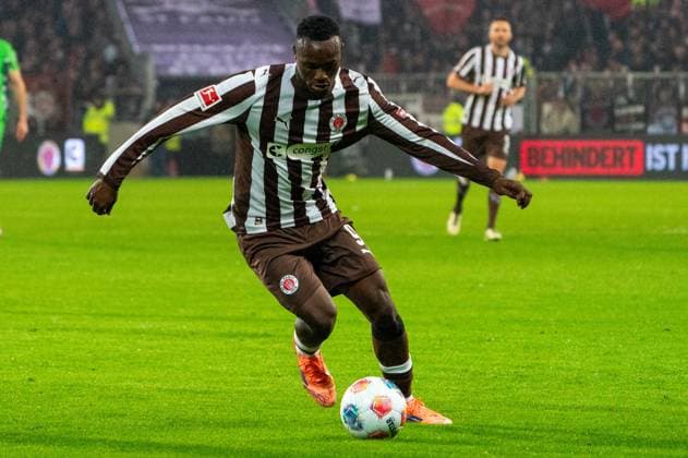 Abdoulie Ceesay (FC St. Pauli, 09) im Dribbling, GER, FC St. Pauli vs. Borussia Moenchengladbach, Fussball, Bundesliga, Spieltag 9, Saison 2025 2026, 01.11.2025 DFL REGULATIONS PROHIBIT ANY USE OF PHOTOGRAPHS AS IMAGE SEQUENCES AND OR QUASI-VIDEO GER, FC St. Pauli vs. Borussia Moenchengladbach, Fussball, Bundesliga, Spieltag 9, Saison 2025 2026, 01.11.2025 Hamburg Copyright: xEibner-Pressefoto MaxxVincenx EP_MVN
