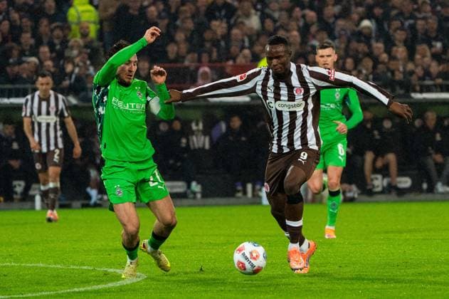 Abdoulie Ceesay (FC St. Pauli, 09) im Dribbling gegen Rocco Reitz (Borussia Moenchengladbach, 27), GER, FC St. Pauli vs. Borussia Moenchengladbach, Fussball, Bundesliga, Spieltag 9, Saison 2025 2026, 01.11.2025 DFL REGULATIONS PROHIBIT ANY USE OF PHOTOGRAPHS AS IMAGE SEQUENCES AND OR QUASI-VIDEO GER, FC St. Pauli vs. Borussia Moenchengladbach, Fussball, Bundesliga, Spieltag 9, Saison 2025 2026, 01.11.2025 Hamburg Copyright: xEibner-Pressefoto MaxxVincenx EP_MVN